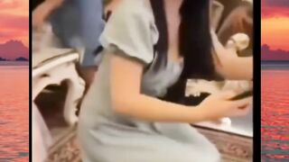 yah sedih kan di dudukin itu Kue