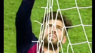 Gerard Pique memotong jaring gawang sebagai ritual selebrasi ikonik setelah menjuarai Final Liga Champions