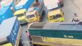 চট্টগ্রামে জ্যামে আটকে গেলো ট্রেন.! 😂🚂