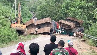 Proses evakuasi 3 unit excavator yang terguling #excavator #alatberat #operator #kecelakaan