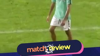 Cristiano Ronaldo tampak tak percaya dengan apa yang baru saja ia lihat. Ekspresi wajahnya menunjukkan kombinasi kaget dan bangga