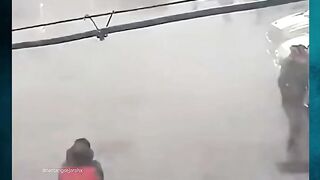 Gas terperangkap tersulut oleh petasan ‼️