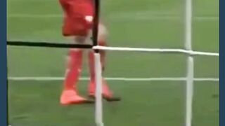 Reaksi berbagai pemain saat penonton melempar flare 2