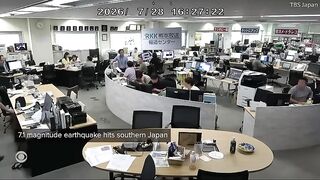 🚨 7.1 Magnitude Earthquake Shakes Japan | Terrifying Moments Caught on Camera 🇯🇵