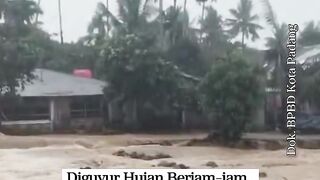 Padang Dikepung Banjir! Diguyur Hujan Berjam-jam, 3 Kecamatan Terendam Sampai Kendaraan Hanyut 🌧️🌊