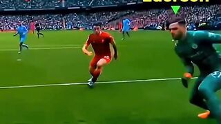 Momen ini membuktikan bahwa Ederson adalah kiper terbaik di dunia.