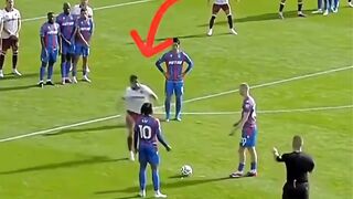 Mengapa pemain ini tiba-tiba merebut bola saat tendangan bebas?