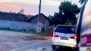 mentahan video di jalan sore hari
