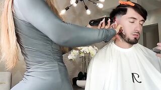 Je coiffe mon client avec élégance