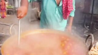 🤯 He DIPS HIS HEAD in the Curry! India's Unhygienic Street Food King! #curry #indianfood #dirty#food