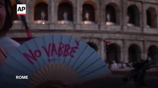 Tourists face the extreme heat in Italy