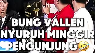 BUNG VALLEN NYURUH PENGUNJUNG PADA MINGGIR