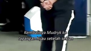 Kirain "lupa cara main bola"