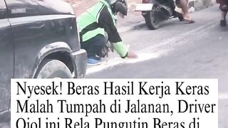 Bikin Mewek! Momen Haru Driver Ojol Punguti Beras Tumpah di Tengah Jalan, Bukti Kerasnya Perjuangan Cari Nafkah 🥺🍚