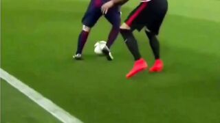 Lionel Messi dijuluki "alien" karena penampilannya yang dianggap tidak masuk akal bagi manusia biasa