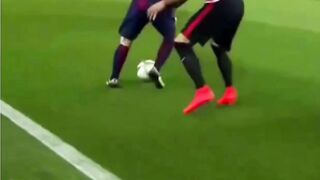 Lionel Messi dijuluki "alien" karena penampilannya yang dianggap tidak masuk akal bagi manusia biasa 2