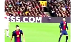 Saat Lionel Messi melangkah keluar untuk melakukan pemanasan di Camp Nou