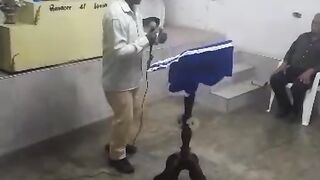 Él predicador está predicando