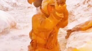 Berlari di tengah kobaran api hanya demi memancing pesawat musuh!