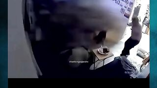 Lagi Mau Makan Malam, Tiba-Tiba Mobil Tembus Rumah‼️