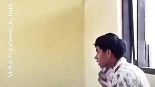 Bikin Geram! Murid Terciduk 'Nyebat' di Dalam Kelas Pas Jam Pelajaran, Santuy Banget Kipas-Kipas Pakai Buku 🚬😤