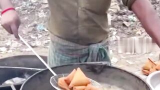 Man frying samosas front of garbage 🗑#indianfood #streetfood #streetfoodindia #chef #samusa #garbagetruck