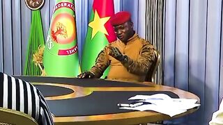 Ibrahim Traoré devant les médias.