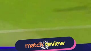Zidane mengontrol arah jatuh bola dengan pengamatan sempurna lalu melepaskan tendangan voli kaki kiri dari luar kotak penalti
