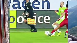 Ketika Penonton Menjadi Wasit Dadakan 😱⚽️