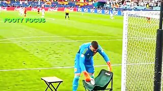 Ironi Kiper Terbaik: Unai Simon vs Dibu Martinez 😭