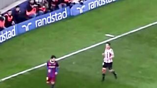 Ketika bola sudah melekat di kaki kiri itu