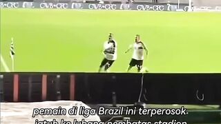 Terperosok Saat Selebrasi! Kejadian Apes Pemain Liga Brazil