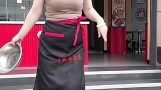 A Surprising Moment Outside a Braised Food Shop in Wuhan, China 🇨🇳