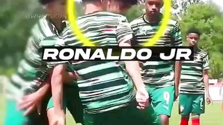 Netizen media sosial baru-baru ini dihebohkan oleh sebuah video kompilasi yang membandingkan skill sepak bola