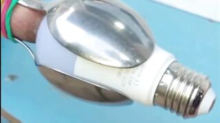 Alat sederhana ini memberikan solusi praktis untuk mengganti atau memasang lampu