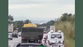 Pegando Carona na caminhão