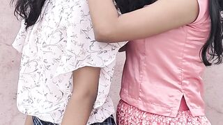 2 girl Hair smell