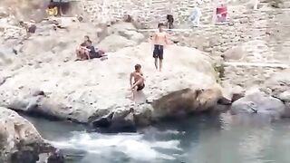 Renang di danau