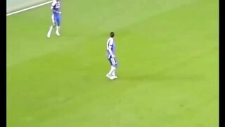 Momen ikonik gol Theo Walcott di mana ia dijatuhkan lawan namun langsung bangkit untuk mencetak gol.