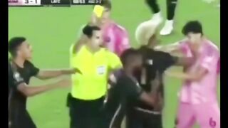 Luis Suárez secara tidak sengaja menggigit rekan setimnya sendiri
