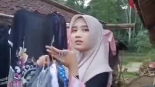Saking senengnya di lihatin cewek