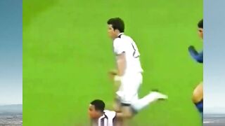 Kasihan Maicon, malam itu beneran dibuat kerja keras sama Gareth Bale! 🏃‍♂️💨💀