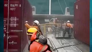 Ombak Lebih Tinggi dari Kapal‼️ 2