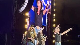 Tim McGraw Performs "I Like It, I Love It" with His Daughters! 🤠🎤