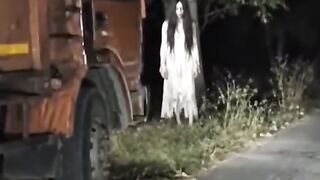 Supir_truk_di_hadang_kuntilanak