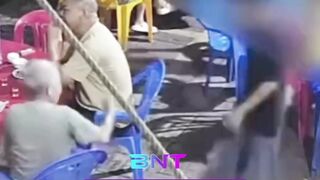 Kena Mental! Pelanggan Songong Lempar Uang Pas Bayar, Karyawan Resto Langsung Kasih Balasan 'Savage' 💸🔥