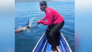 Unexpected Moment on a Small Fishing Boat! 😱🌊