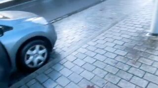 Orang ini sangat gembira saat di kasih hp