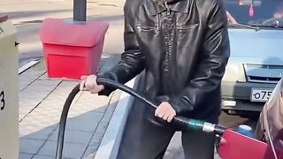ТВОЙ БАТЯ НА ЗАПРАВКЕ????