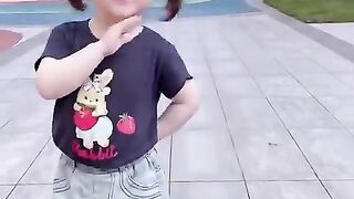 可愛的源源表演，